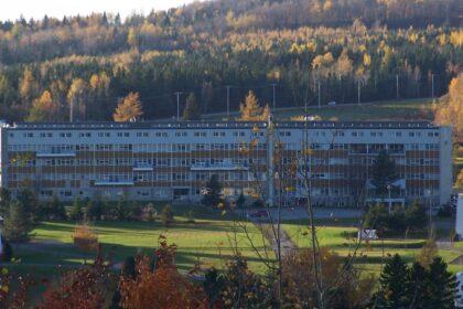 photo college avec texte fondation